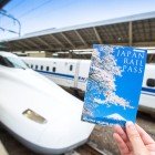 Japan Rail Pass este un bilet turistic care permite călătorii nelimitate pe trenurile JR din Japonia, inclusiv Shinkansen, pentru o perioadă de 7, 14 sau 21 de zile, la un preț convenabil.