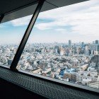 Terasa panoramică de la etajul 25 al Bunkyo Civic Center, aflată la 105 metri înălțime, oferă o vedere de 330° asupra Tokyo-ului și este accesibilă gratuit ideală pentru a admira orașul de sus.