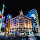 În cartierul de shopping la modă din Tokyo, Ginza, un punct de reper iubit este Wako, faimos pentru turnul său cu ceas Seiko, bijuterii, accesorii de lux și o galerie de artă.
