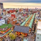Asakusa, în Tokyo, este un cartier plin de istorie: templul maestos Senso-ji domină străzile pline de magazine tradiționale, restaurante și atmosfera vie, specifică Japoniei.