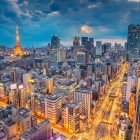 Viziunea nocturnă a centrului Tokyo este un spectacol de lumini strălucitoare, zgârie-nori impunători și străzi aglomerate. Luminile orașului reflectă energia vibrantă și modernă a acestei metropole.