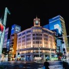 În cartierul de shopping la modă din Tokyo, Ginza, un punct de reper iubit este Wako, faimos pentru turnul său cu ceas Seiko, bijuterii, accesorii de lux și o galerie de artă.