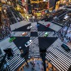 Intersecția Ginza este un loc emblematic din Tokyo, faimos pentru luminile sale neon, magazinele de lux și energia sa frenetică, simbolizând modernitatea și vitalitatea orașului.