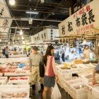 Excursie opțională: Vizitați piața de pește Tsukiji, un centru vibrant din Tokyo unde puteți savura pește proaspăt, fructe de mare și preparate tradiționale japoneze, pentru o experiență autentică.