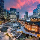 Gara din Tokyo este o bijuterie arhitecturală în inima orașului: îmbină eleganța istorică cu modernitatea, fiind un nod esențial pentru trenuri locale, Shinkansen și metrou.