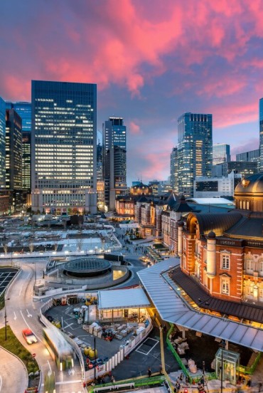 Gara din Tokyo este o bijuterie arhitecturală în inima orașului: îmbină eleganța istorică cu modernitatea, fiind un nod esențial pentru trenuri locale, Shinkansen și metrou.