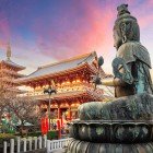 Templul Senso-ji din Asakusa, Tokyo, cu impozanta sa poartă Kaminarimon și marele său clădire principală, este un loc sacru plin de istorie, înconjurat de magazine și o atmosferă vibrantă.
