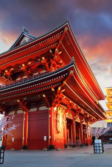 Sensō-ji este cel mai vechi templu budist din Tokyo, situat în Asakusa. Dedicat zeiței Kannon, este faimos pentru poarta Kaminarimon și strada animată Nakamise.