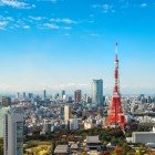 În inima Tokyo-ului se înalță Tokyo Tower, un simbol emblematic al orașului. Înconjurată de lumini, zgârie-nori și tradiție, oferă panorame unice și o atmosferă vibrantă și modernă.