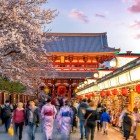 Nakamise Dori, în Asakusa, este o stradă istorică care leagă templul Senso-ji de poarta Kaminarimon, marginită de magazine care vând suveniruri, mâncăruri tradiționale și meșteșuguri japoneze.