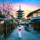 Primăvara, cartierul Gion se transformă cu flori de cireș. O geishe în kimono se plimbă prin aleile istorice, oferind o experiență autentică a culturii tradiționale japoneze.
