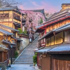 O plimbare prin vechiul cartier Gion, faimos pentru casele sale de ceai, unde maiko și tinere aspirante geishe pot fi văzute ocazional plimbându-se prin aleile pitorești.