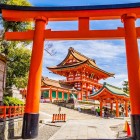Santuarul Fushimi Inari Taisha din Kyoto, dedicat zeului Inari, este faimos pentru porțile torii roșii nesfârșite. Un loc istoric și cultural, simbolizând spiritualitatea japoneză.