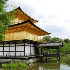 Vedere de aproape a Pavilonului de Aur din Kyoto: templul auriu strălucește sub soare, evidențiind eleganța arhitecturii japoneze între natură și spiritualitate.