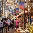 Yanaka Ginza, o stradă istorică din Tokyo cu magazine tradiționale, mâncare de stradă locală, atmosferă retro și mascota cartierului: pisica Sen, îndrăgită de vizitatori și localnici.