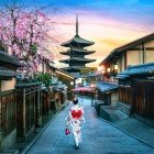 Primăvara, cartierul Gion se transformă cu flori de cireș. O geishe în kimono se plimbă prin aleile istorice, oferind o experiență autentică a culturii tradiționale japoneze.