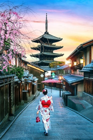 Primăvara, cartierul Gion se transformă cu flori de cireș. O geishe în kimono se plimbă prin aleile istorice, oferind o experiență autentică a culturii tradiționale japoneze.