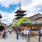 Pagoda Yasaka din Sannenzaka, Kyoto: un simbol al Japoniei tradiționale, situată printre alei pietruite, case vechi din lemn și o atmosferă cu farmec atemporal.