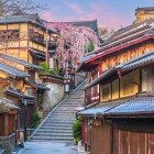 O plimbare prin vechiul cartier Gion, faimos pentru casele sale de ceai, unde maiko și tinere aspirante geishe pot fi văzute ocazional plimbându-se prin aleile pitorești.