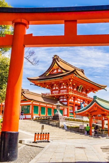 Santuarul Fushimi Inari Taisha din Kyoto, dedicat zeului Inari, este faimos pentru porțile torii roșii nesfârșite. Un loc istoric și cultural, simbolizând spiritualitatea japoneză.