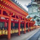 Kasuga Taisha, cel mai faimos sanctuar shintoist din Nara, se află pe muntele Mikasa. Celebru pentru felinarele sale de piatră, este dedicat zeilor Inari, divinități ale fertilității, orezului și agriculturii.