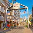 O privire asupra cartierului Yanaka Ginza din Tokyo, o zonă cu aer retro unde atmosfera vechiului shitamachi trăiește prin alei tradiționale, magazine istorice și viața locală.