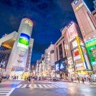 Să faci cumpărături noaptea în Shibuya este o experiență unică: lumini neon, magazine deschise până târziu și o energie urbană care nu doarme niciodată, în inima Tokyo-ului.