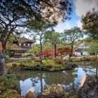Templul Ryoan-ji este un templu budist zen din școala Rinzai, faimos pentru grădina sa zen captivantă. Una dintre principalele atracții turistice din Kyoto, este vizitat de mulți pentru liniștea și frumusețea sa.
