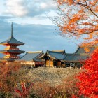 Pagoda Sanjunoto, situată la templul Kiyomizu-dera din Kyoto, este o structură iconică cu trei etaje, simbol al tradiției japoneze, înconjurată de peisaje autumnale uimitoare.