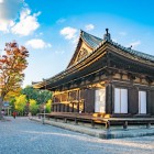 Sanjusangen-do, un templu istoric din Kyoto, este cunoscut pentru cele 1.001 statui ale lui Kannon și pentru marele sculptura centrală a lui Kannon, atrăgând vizitatori din întreaga lume.