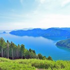 Vedere panoramică spre Lacul Biwa de pe vârful Muntelui Shizugatake din Nagahama, prefectura Shiga