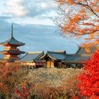 Pagoda Sanjunoto, situată la templul Kiyomizu-dera din Kyoto, este o structură iconică cu trei etaje, simbol al tradiției japoneze, înconjurată de peisaje autumnale uimitoare.