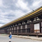 Fațada lui Sanjusangen-do este impunătoare și sobră, cu coloane de lemn care susțin acoperișul. Elegantă și decorată cu detalii japoneze, invită la serenitate și spiritualitate.