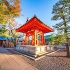 Sanjusangen-do, un templu budist fondat în 1164, găzduiește Kannon cu Mii de Brațe, o sculptură din secolul XIII, cunoscută și sub numele de Sala Regelui de Lotus.