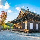Sanjusangen-do, un templu istoric din Kyoto, este cunoscut pentru cele 1.001 statui ale lui Kannon și pentru marele sculptura centrală a lui Kannon, atrăgând vizitatori din întreaga lume.