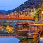 Templul Byodo-in din Uji, Kyoto, este o capodoperă a arhitecturii japoneze, patrimoniu mondial UNESCO. Celebru pentru Phoenix Hall, simbolizează frumusețea și spiritualitatea budistă.