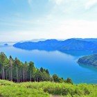 Vedere panoramică spre Lacul Biwa de pe vârful Muntelui Shizugatake din Nagahama, prefectura Shiga