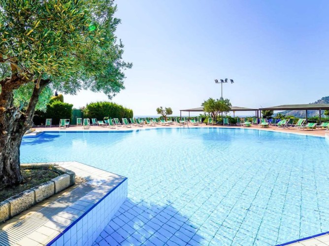 Satul Porto Rhoca - Piscină exterioară dotată cu umbrele și șezlonguri