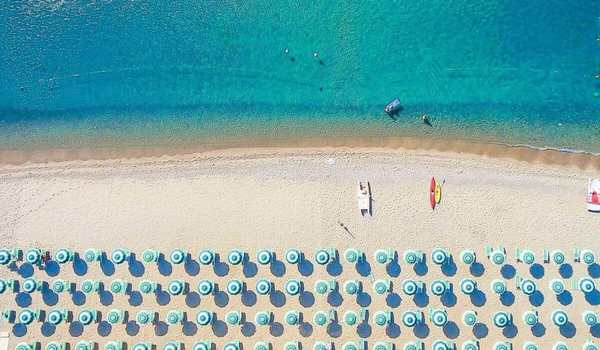 Satul Porto Rhoca - Plaja privată a satului de vacanță, accesibilă cu un serviciu de transfer comod