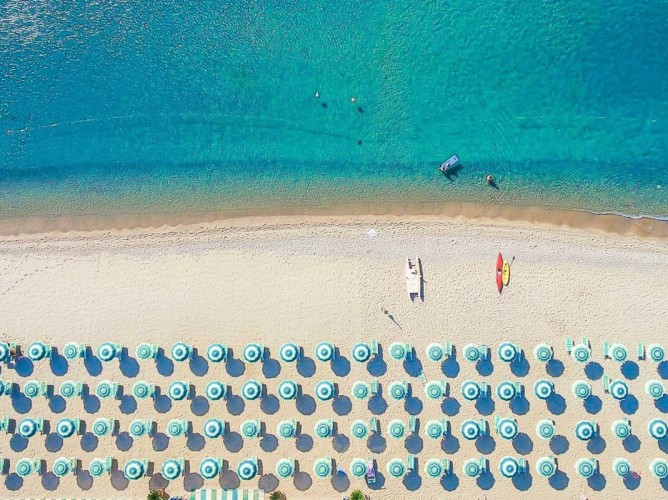 Satul Porto Rhoca - Plaja privată a satului de vacanță, accesibilă cu un serviciu de transfer comod