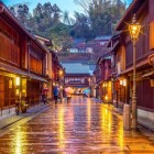 Cartierul Higashi Chaya din Kanazawa este unul dintre cele mai bine conservate cartiere istorice din Japonia, renumit pentru vechile case de ceai și atmosfera elegantă a epocii Edo.