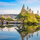 Kenroku-en, considerat una dintre cele mai frumoase trei grădini din Japonia, se află în Kanazawa, prefectura Ishikawa. Îmbină armonios spațiul, apa și peisajele naturale.