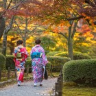 Fete îmbrăcate în haine tradiționale plimbându-se pe aleile parcului Kenroku-en din Kanazawa, prefectura Ishikawa, considerat una dintre cele mai frumoase trei grădini din Japonia.