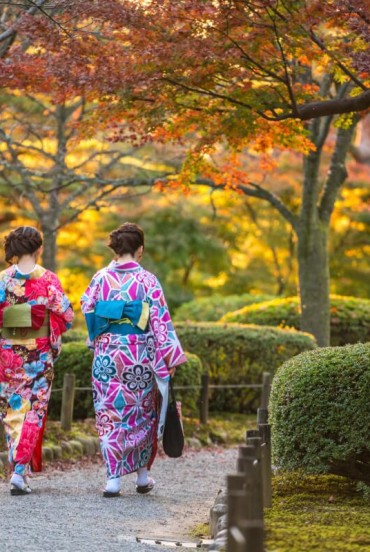 Fete îmbrăcate în haine tradiționale plimbându-se pe aleile parcului Kenroku-en din Kanazawa, prefectura Ishikawa, considerat una dintre cele mai frumoase trei grădini din Japonia.