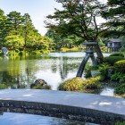 Magnifica grădină Kenroku-en din Kanazawa își dezvăluie tot farmecul văzută de la iazul Kasumigaike, unde iese în evidență iconicul felinar Kotoji-tōrō, simbol etern al Japoniei.