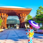 Poarta Tsuzumi-mon, spectaculoasa intrare a Gării Kanazawa din prefectura Ishikawa, îmbină tradiția cu modernitatea și este unul dintre cele mai fotografiate locuri din oraș