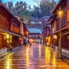 Cartierul Higashi Chaya din Kanazawa este unul dintre cele mai bine conservate cartiere istorice din Japonia, renumit pentru vechile case de ceai și atmosfera elegantă a epocii Edo.