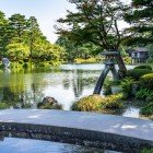 Magnifica grădină Kenroku-en din Kanazawa își dezvăluie tot farmecul văzută de la iazul Kasumigaike, unde iese în evidență iconicul felinar Kotoji-tōrō, simbol etern al Japoniei.