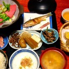 O cină tipică într-un ryokan din Takayama include feluri de mâncare kaiseki cu sashimi, sukiyaki, tempura, murături, orez și pește la grătar, însoțite de sake local, într-un cadru liniștit și rafinat.