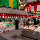 Vedere interioară a Pieței Omicho, ușor accesibilă de la stația Kanazawa printr-o plimbare de 15-20 de minute sau cu autobuzele JR, coborând la stația Musashigatsuji/Omicho Market.